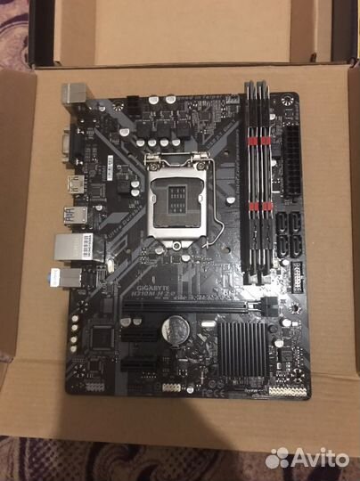 Материнская плата с оперативной памятью