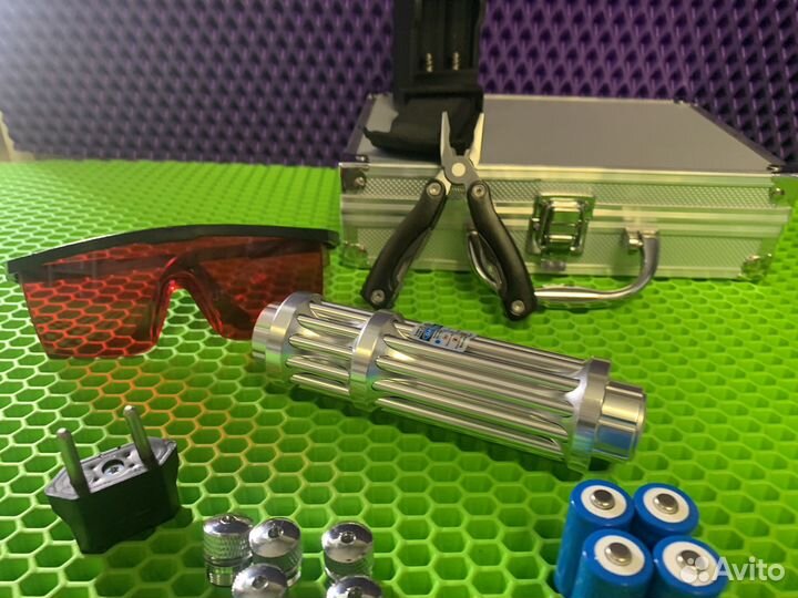 Мощная лазерная указка прожигает всё