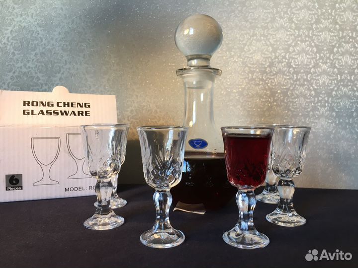 Графин с рюмками 