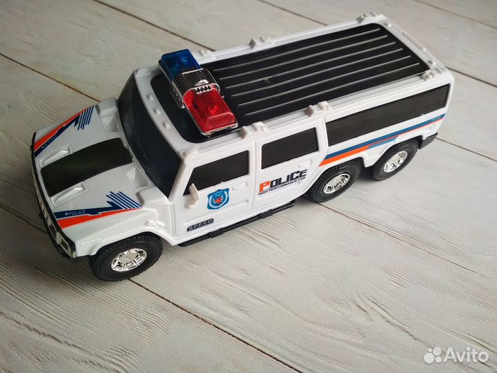 Игрушечный полицейский автомобиль