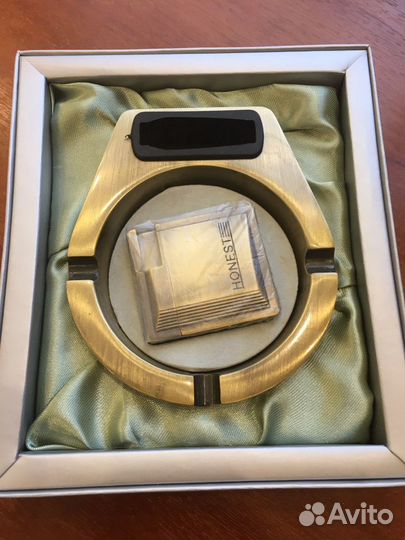 Зажигалка и пепельница