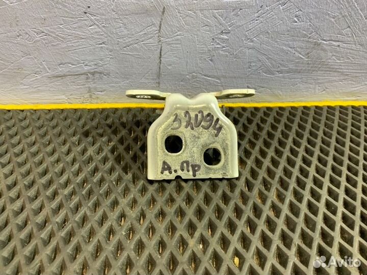 Петля двери правая Renault Arkana