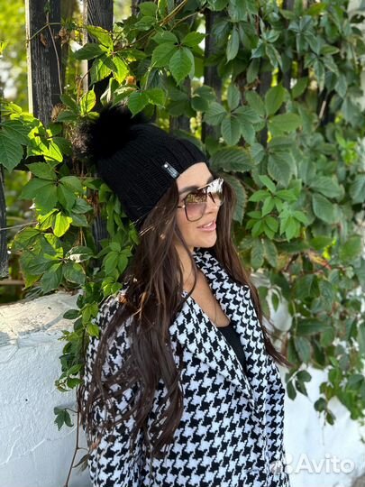 Черная шапка с натуральным помпоном