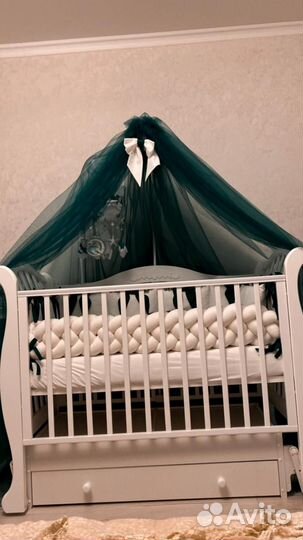 Детская кроватка с маятником и ящиком