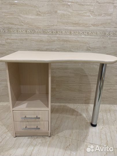 Маникюрный стол