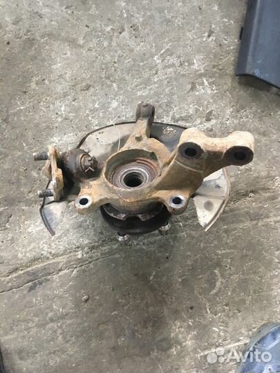 Кулак поворотный левый (в сборе со ступицей)