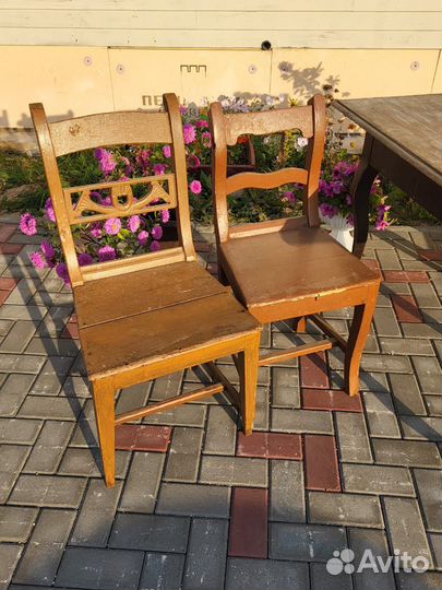 Старинные стулья и стол