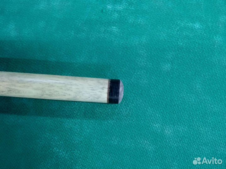 Установка наклейки на кий