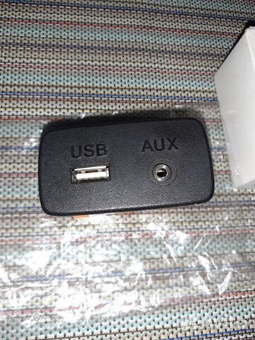 Разъем USB+AUX Subaru в подлокотник