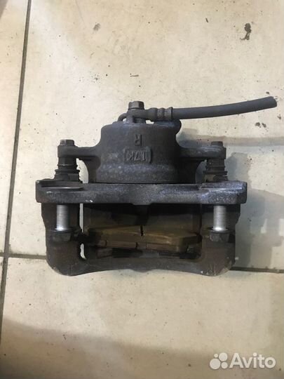 Суппорт передний правый Toyota Wish