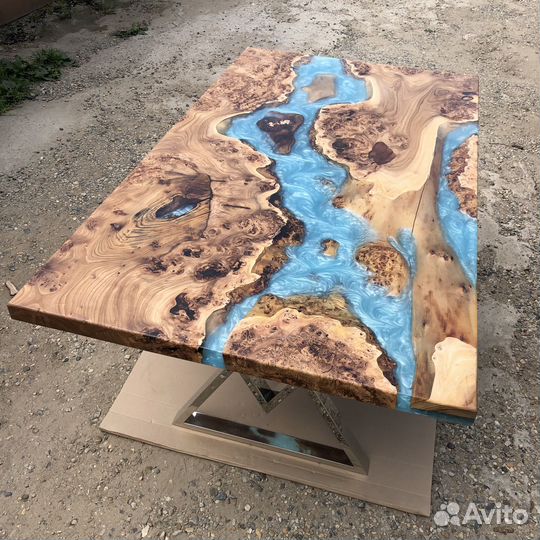 Стол из капового карагача с эпоксидной смолой