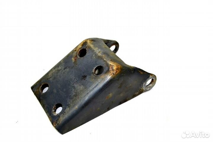 Кронштейн амортизатора вспомогательного моста, вер