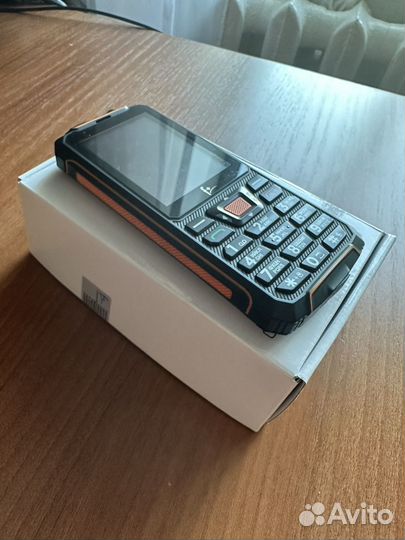 Телефон f+ R280