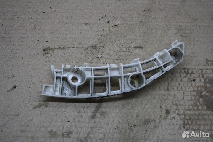 Направляющая переднего бампера левая mitsubishi ou