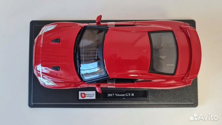 Модель автомобиля Burago Nissan GT-R, 2017