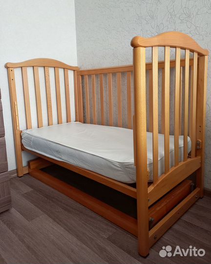 Детская кровать с маятником