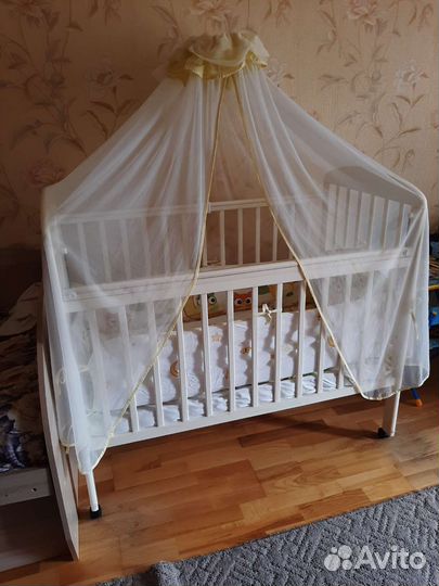 Кровать детская, деревянная