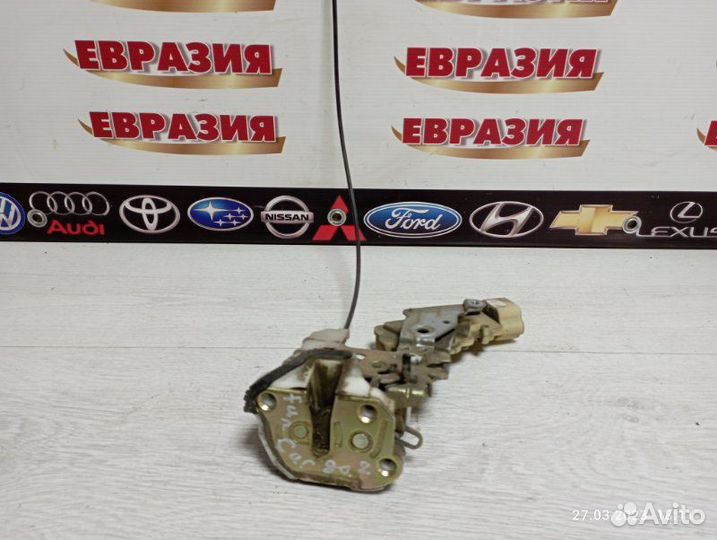 Замок двери задний левый Toyota Funcargo