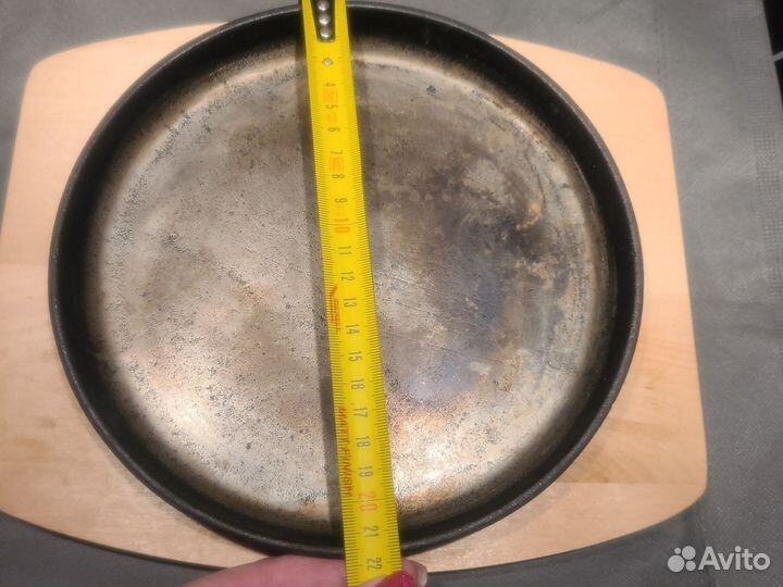 Чугунная сковорода с деревянной подставкой