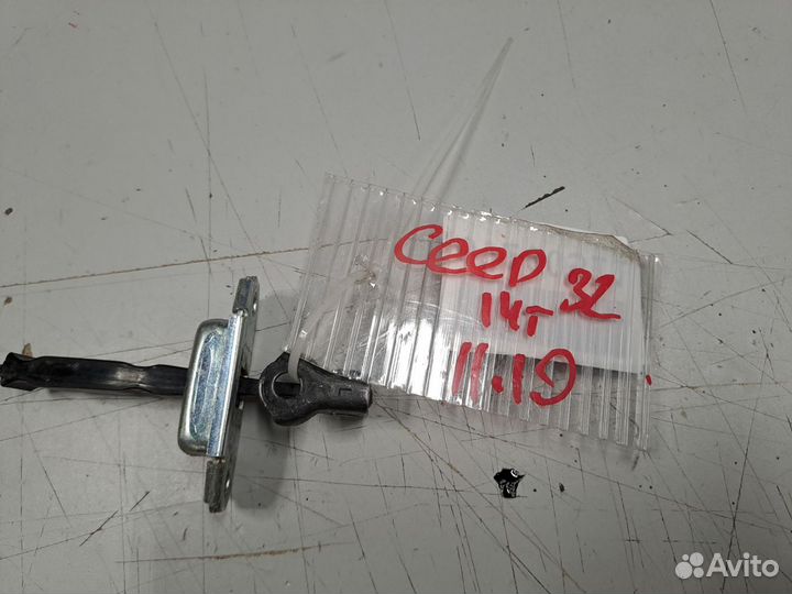 Ограничитель двери задней левой KIA Ceed 2012-2018