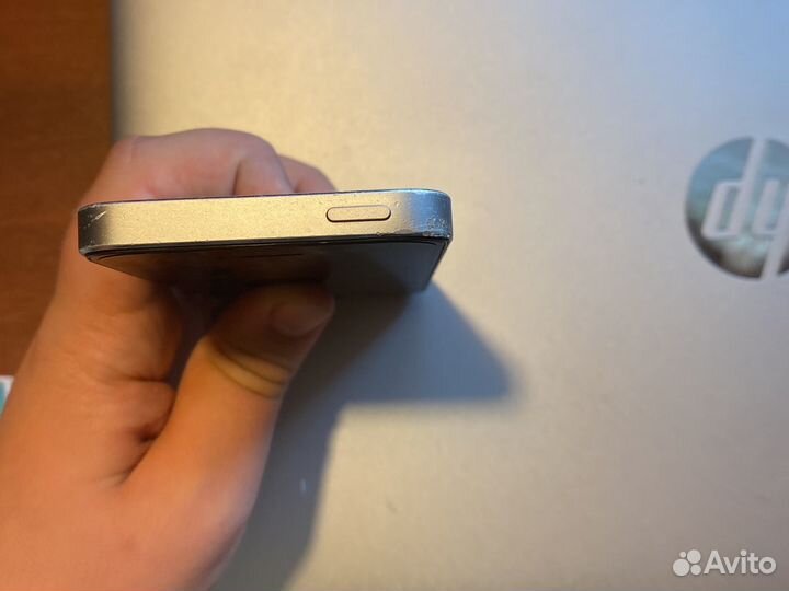 iPhone 5s разряженый и имеет сколы по бокам