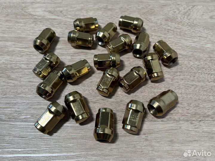 Стальные гайки М12х1.25, закрытые, цвет золото