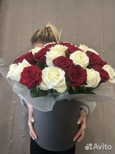 Композиция из роз в стильной клробке