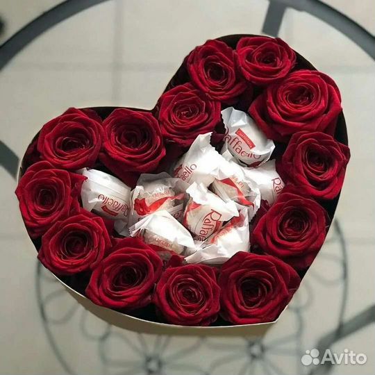 Розы, конфеты, подарок