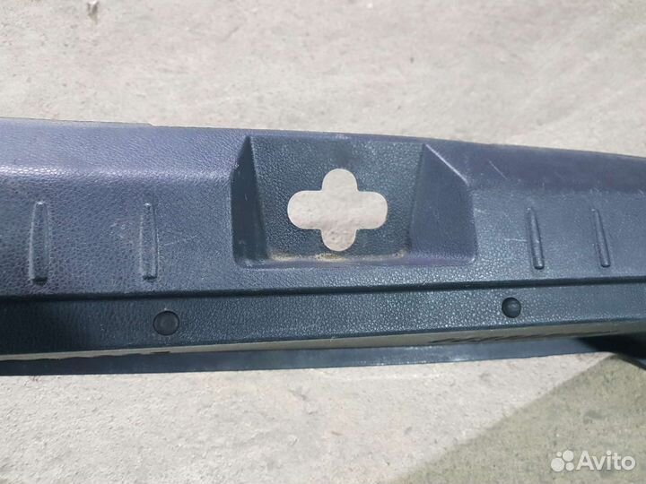 Накладка замка багажника Nissan note e11