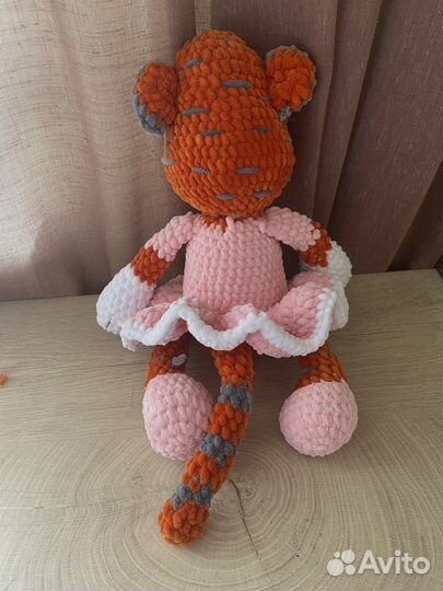 Мягкий вязаный тигренок