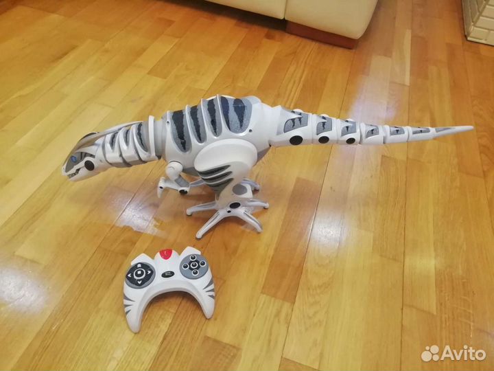 Динозавр робот на пульте управления