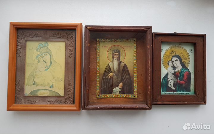Иконы в киоте. Все разные. 3 штуки
