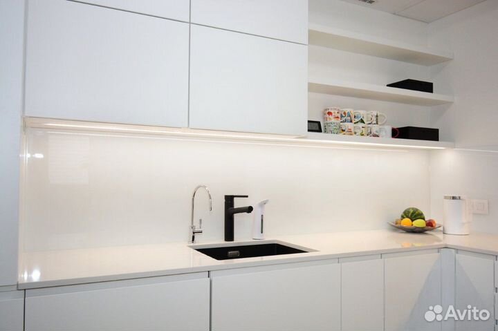 Кухонный гарнитур белый угловой