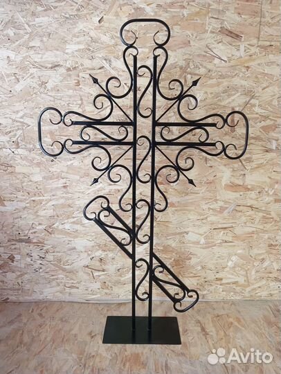 Ограда в наличии, стол, скамейка, крест