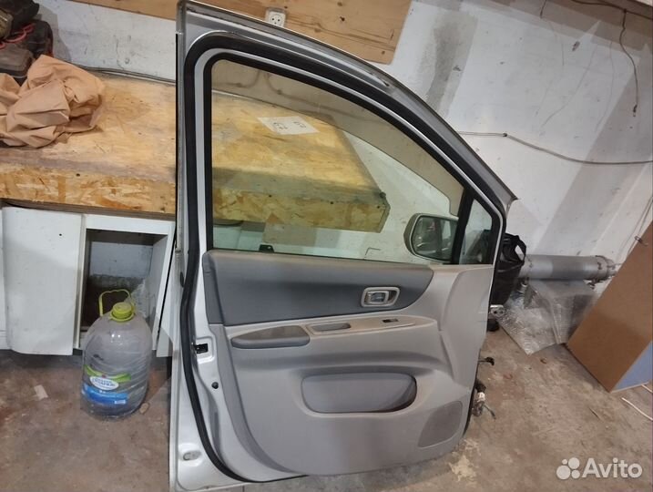 Двери nissan liberty