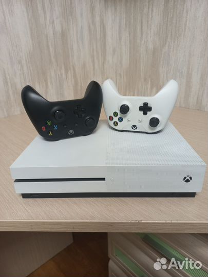 Xbox one s 1 tb,2 геймпада
