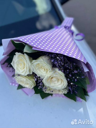 Букет из роз и гипсофилы