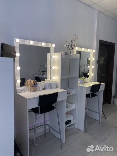 Место мастера бровиста / визажиста