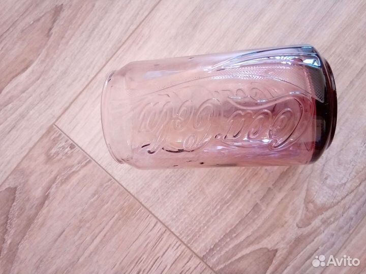 Тарелки и стакан кока кола