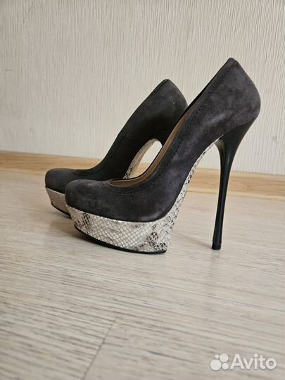 Туфли женские на шпильке