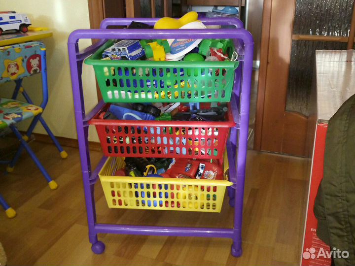 Стойка для игрушек пластиковая на колёсах
