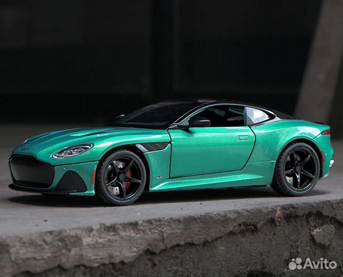 Модель 1/22 Aston Martin DBS Superleggera
