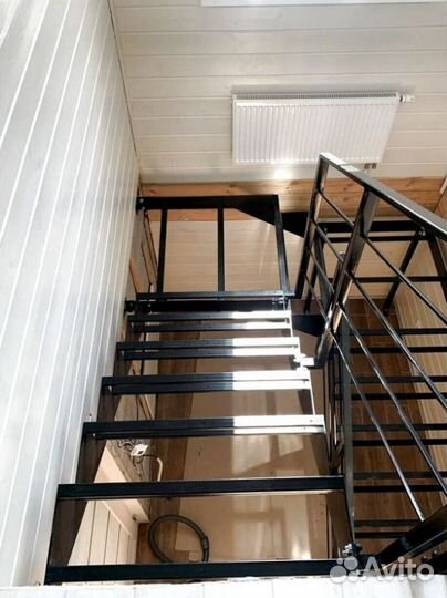 Лестница на металлокаркасе открытого типа