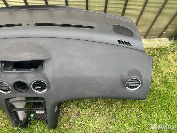 Торпеда/ Центральная панель Peugeot 308