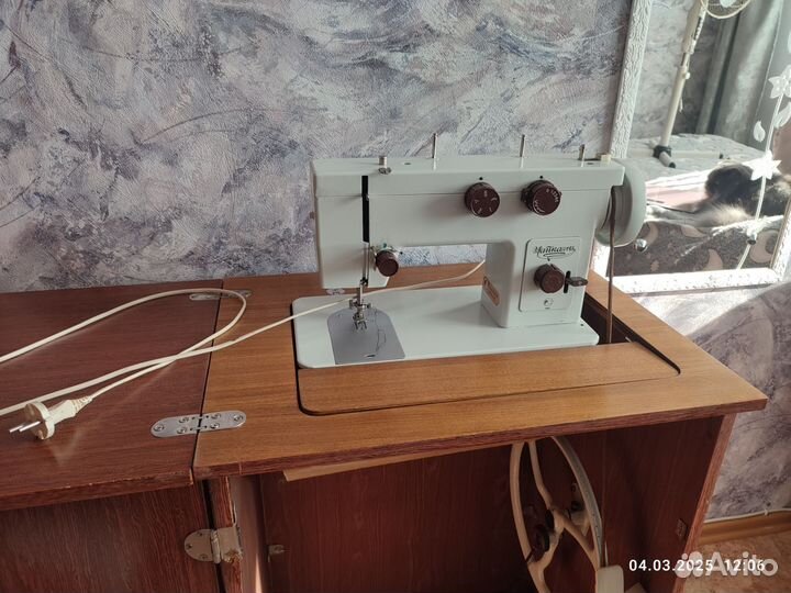 Бытовая швейная машинка 