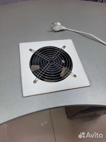 Маникюрный стол с вытяжкой