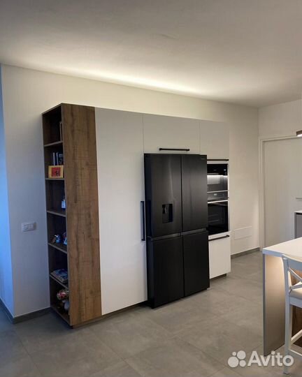 Кухня бежевая с пеналом