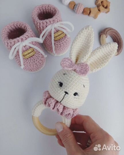 Подарочный набор пинетки и погремушка