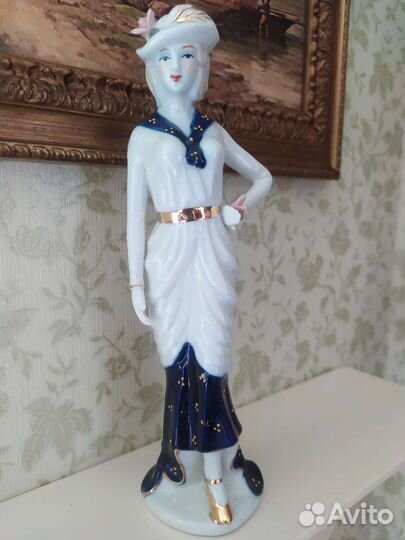 Фарфоровая статуэтка 