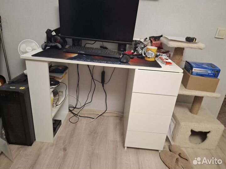 Компьютерный стол с полками белый